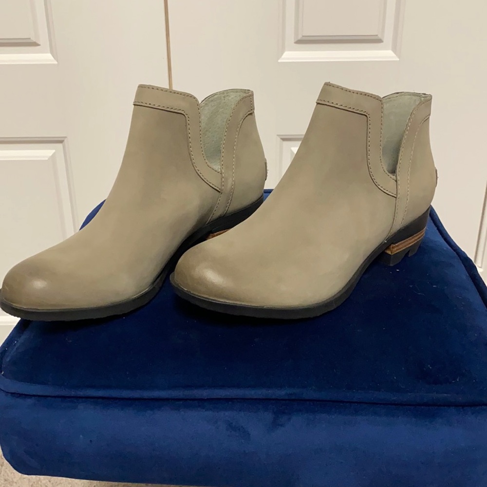 Sorel Lolla booties size 6.5